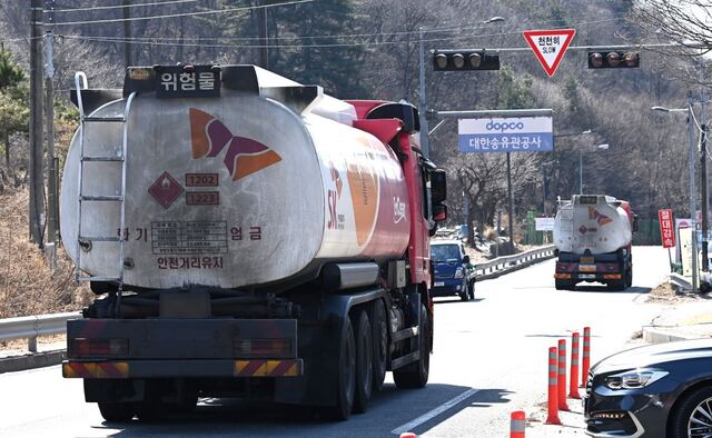 산업통상부는 지난 15~17일 강훈식 대통령 비서실장을 특사로 한 전략경제협력특사단이 UAE를 방문해 모하메드 빈 자이드 알 나흐얀 대통령 등과 협의를 진행한 결과 추가 원유 1800만배럴 도입을 확정했다고 밝혔다. 사진은 지난 13일 경기 성남시 분당구 대한송유관공사 서울지사 인근 도로를 지나가고 있는 유조차. / 뉴시스