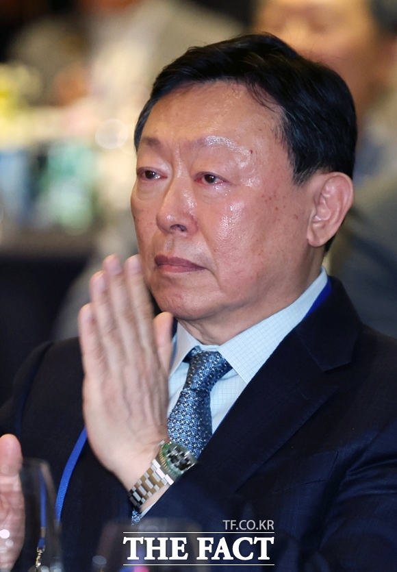 신동빈 롯데그룹 회장이 19일 서울 송파구 시그니엘서울에서 열린 2026 동계올림픽 대한민국 스키·스노보드 국가대표단 격려 행사에서 선수들의 훈련 영상을 보며 눈물을 흘리고 있다. /뉴시스