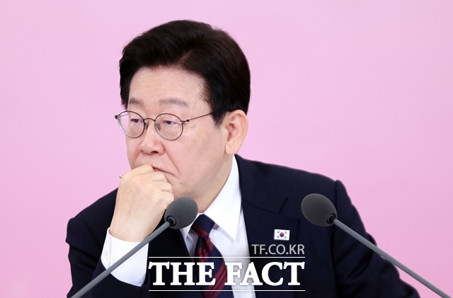 이재명 대통령이 19일 청와대에서 주재한 경사노위 출범 계기 노동정책 토론회에서 참석자 의견을 듣고 있다. /뉴시스