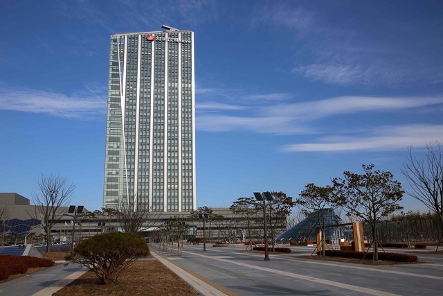 한국전력은 ‘서해안 HVDC 에너지고속도로’ 사업 설계에 착수했다고 19일 밝혔다. / 한전