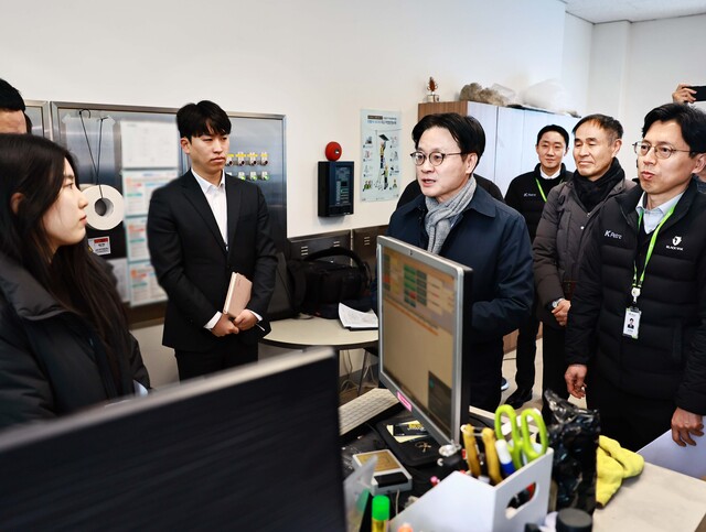 김정관 산업통상부 장관은 19일 범부처 합동점검단과 함께 서울 송파구 정유사 직영 주유소를 불시에 방문해 가격·유통·품질 전반을 점검했다. / 산업부