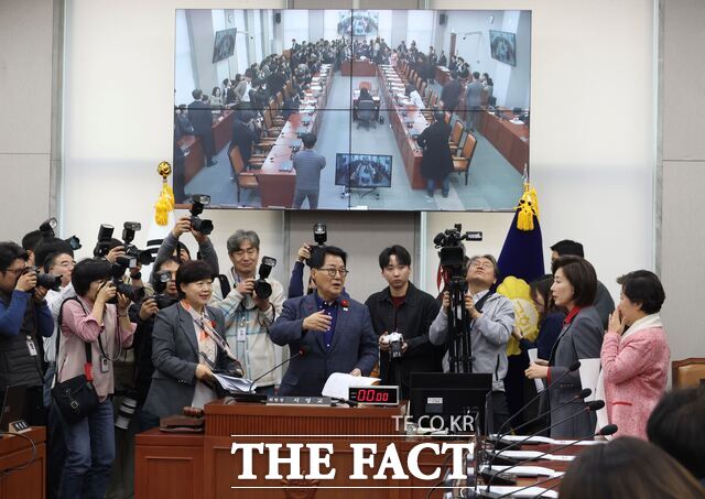 나경원 국민의힘 의원 등이 20일 오전 서울 여의도 국회에서 열린 윤석열 정권 정치검찰 조작기소 의혹 사건 진상규명 국정조사 특별위원회에서 서영교 위원장과 박지원 임시 위원장에게 항의하고 있다. /뉴시스