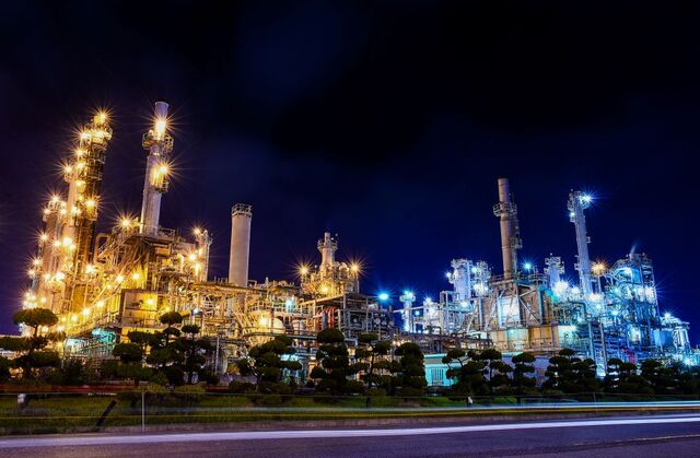 산업통상부는 여천NCC, DL케미칼, 한화솔루션, 롯데케미칼 등이 참여하는 ‘여수 1호 프로젝트’ 사업재편계획서 최종안이 제출됐다고 20일 밝혔다. 사진은 여수 국가산업단지. / 뉴시스