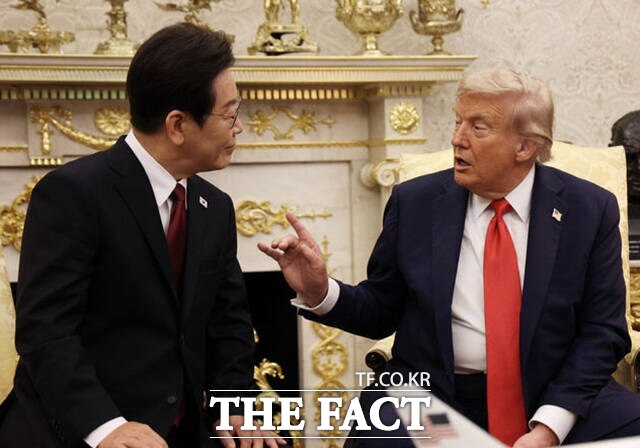 트럼프 대통령은 지난 14일(현지시간) 한국과 일본, 중국, 영국, 프랑스 등을 거론하며 호르무즈 해협 안전 보장을 위한 군함 파견 필요성을 제기했다. 사진은 이재명 대통령(왼쪽)과 도널드 트럼프 미국 대통령이 지난해 8월 25일(현지시간) 미국 워싱턴DC 백악관에서 한미정상회담을 하는 모습. /워싱턴=뉴시스