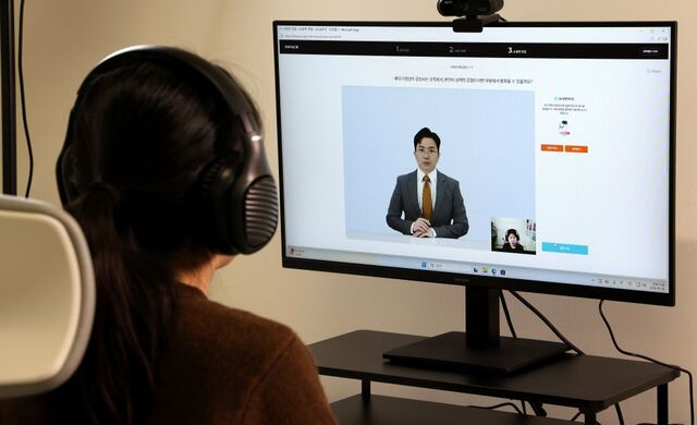 고용노동부는 20일 AI 고용서비스 운영성과와 수요조사 결과를 공개했다. 사진은 지난 1월 29일 대구 서구 서구청년센터 청년마당 취업 면접실에서 한 청년 구직자가 AI 모의면접을 보고 있다. / 뉴시스