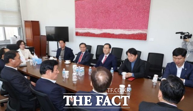 6·3 지방선거를 앞두고 국민의힘이 '보수의 텃밭' 대구에서조차 밀릴 수 있다는 위기감이 상당하다. 사진은 이인선 국민의힘 대구시당 공천관리위원장이 19일 오후 서울 여의도 국회에서 후보자, 지역 의원 등과 대구시장 경선 관련 간담회를 하고 있는 모습. /뉴시스