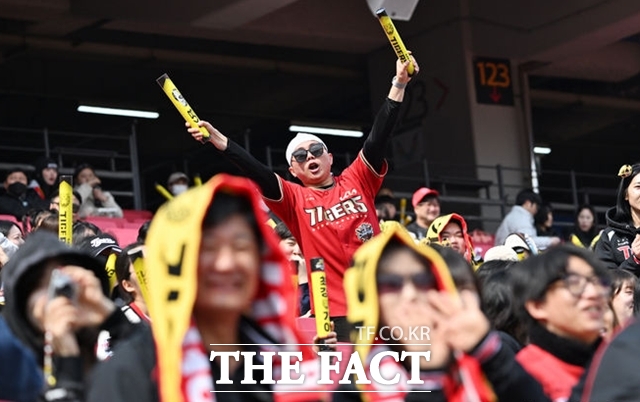 지난 12일 광주 기아챔피언스필드에서 열린 KBO리그 시범경기 기아타이거즈와 SSG랜더스의 경기에서 관중들이 응원하고 있다. /뉴시스