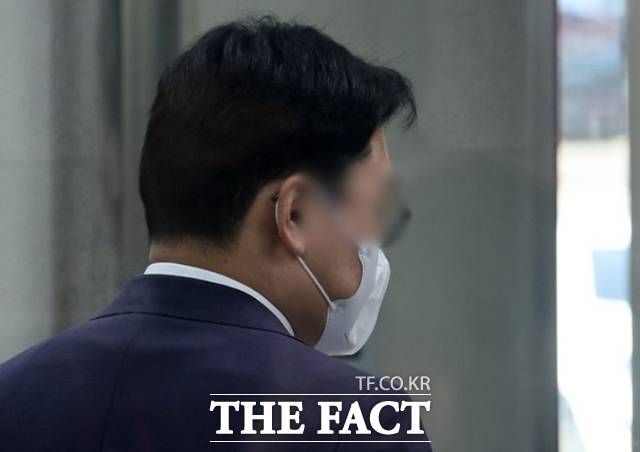 양형을 가볍게 해주고 금품을 수수한 의혹을 받는 현직 부장판사 23일 오후 서울 서초구 중앙지방법원에서 열린 구속영장실질심사에 출석하고 있다. /뉴시스