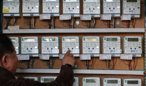 한전은 2분기(4~6월) 연료비조정단가를 지난 1분기와 동일한 1㎾h당 +5원으로 유지한다고 23일 밝혔다. 사진은 지난해 12월 22일 서울 시내 오피스텔 전기 계량기. / 뉴시스