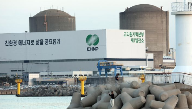 기후에너지환경부는 제12차 원자력진흥위원회를 서면 개최(3월 9~12일)하고 ‘제3차 중·저준위 방사성폐기물 관리 기본계획’을 23일 심의·의결했다. 사진은 지난해 11월 13일 고리원전 1호기(왼쪽). / 뉴시스