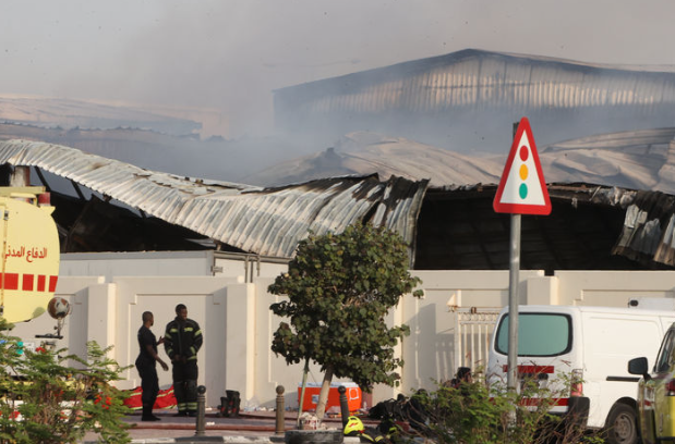산업통상부는 정부세종청사에서 열린 ‘중동 상황 대응 일일 브리핑’에서 카타르 LNG 불가항력 선언과 관련해 카타르 에너지의 공식 발표는 없으며 수급에 미치는 영향은 제한적이라고 25일 밝혔다. 사진은 지난 1일(현지시각) 카타르 알라이얀 산업단지에서 소방관들이 이란의 공습으로 파손된 창고 화재를 진화하고 있는 모습. / AP·뉴시스