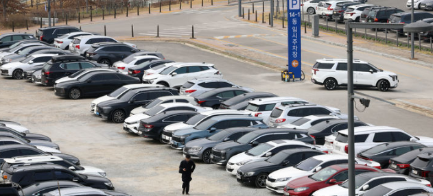 기후에너지환경부는 26일 전국 지방정부와 공공기관을 대상으로 승용차 5부제(요일제)를 확대 적용한다. 사진은 지난 25일 세종시 어진동 정부세종청사 앞 임시 주차장. / 뉴시스