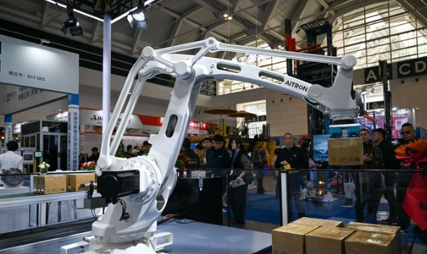 무역위원회는 제471차 본회의를 열고 일본·중국산 산업용 로봇에 대해 덤핑으로 인한 국내 산업 피해를 최종 긍정 판정하고 덤핑방지관세 부과를 건의하기로 26일 의결했다. 사진은 지난 18일 제22회 중국 톈진 국제장비제조업박람회에서 운반용 로봇팔이 시연을 하고 있는 모습. / 신화통신·뉴시스