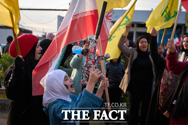 장난감 총을 들고 이슬람 공화국 연대 시위에 참가한 여성.