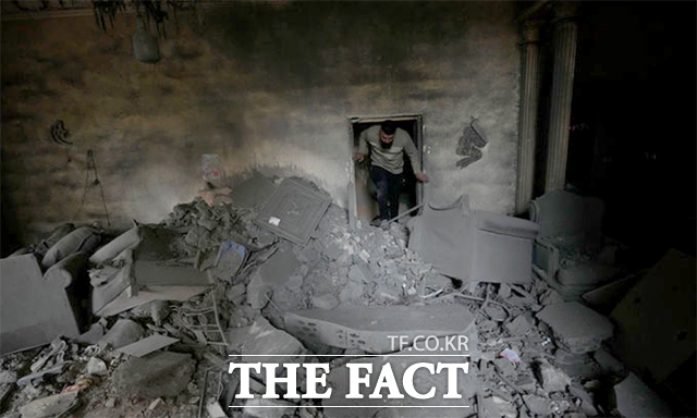 한 남성이 26일(현지시간) 레바논 남부 항구 도시 티레에서 이스라엘 공습으로 파괴된 아파트를 살피고 있다.