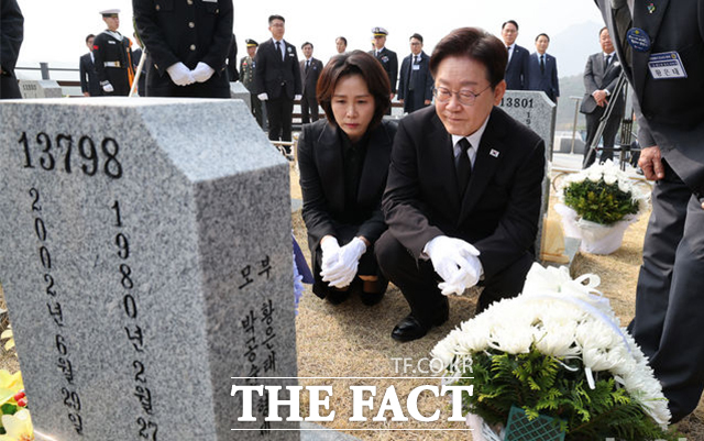 이재명 대통령과 김혜경 여사가 27일 오전 국립대전현충원에서 열린 제11회 서해수호의 날 기념식에 앞서 제2연평해전 및 연평도 포격전 전사자 묘역을 참배하고 있다. /뉴시스