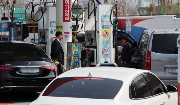 27일 에너지·석유시장감시단에 따르면 오전 5시 기준 전날 대비 가격을 인상한 주유소는 휘발유 843곳, 경유 821곳으로 집계됐다. 사진은 지난 26일 서울 서초구 만남의광장 주유소. / 뉴시스