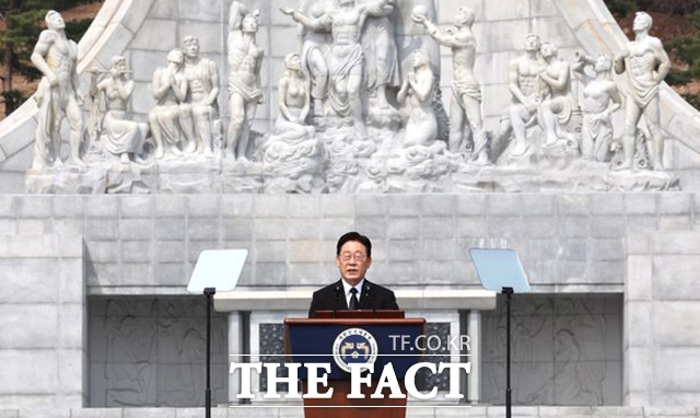 이재명 대통령이 27일 국립대전현충원에서 열린 제11회 서해수호의 날 기념식에 참석해 기념사를 하고 있다. /뉴시스