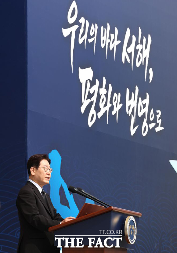 이재명 대통령이 27일 국립대전현충원에서 열린 제11회 서해수호의 날 기념식에 참석해 기념사를 하고 있다. /뉴시스