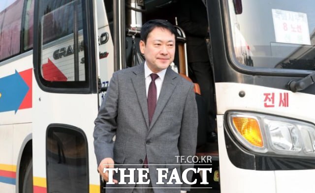 정부가 공공기관 차량 5부제 등 여러 가지 에너지 절감 운동을 시작한 가운데 정치권도 보조를 맞추는 모습이다. 사진은 장동혁 국민의힘 대표가 26일 오전 서울 여의도 국회에서 통근버스를 타고 출근하는 모습. /뉴시스