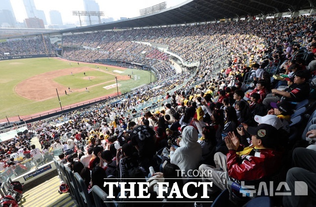 잠실야구장을 가득 메운 관중들이 kt 위즈-LG 트윈스의 2026시즌 개막전을 지켜보고 있다. /잠실=뉴시스