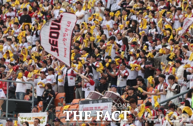 2026 신한 SOL KBO리그가 개막한 29일 오후 서울 송파구 잠실야구장에서 열린 LG 트윈스와 KT 위즈의 경기를 찾은 만원 관중이 열띤 응원을 하고 있다. /뉴시스