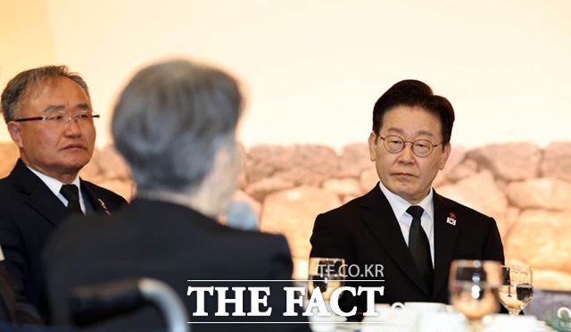 이재명 대통령이 29일 한화리조트 제주에서 열린 제주 4·3 희생자 유족과 오찬에서 유족 발언을 듣고 있다. /뉴시스