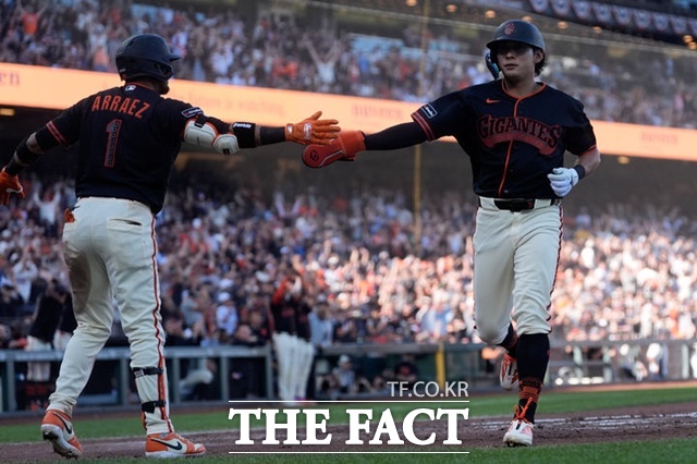 샌프란시스코 이정후가 29일(한국시간) 양키스전에서 3회말 2루타로 출루한 뒤 맷 채프먼의 중전 안타 때 홈을 밟고 있다. 왼쪽은 루이스 아라에스. /샌프란시스코=AP.뉴시스