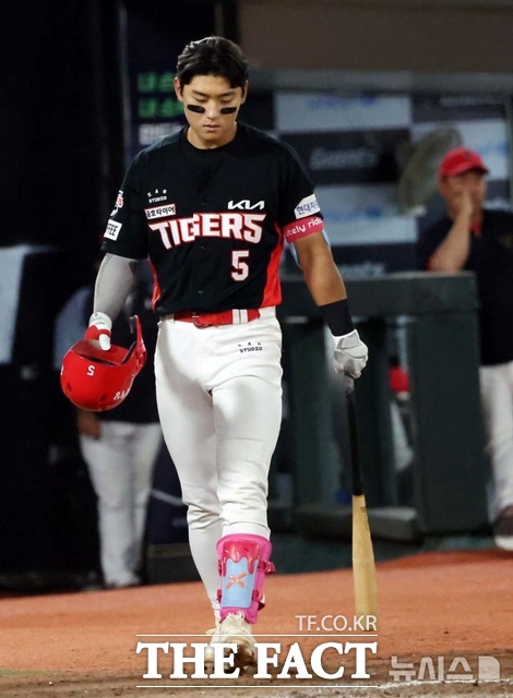 KIA 타이거즈 김도영이 29일 SSG 랜더스전에서 아쉬운 헛스윙 2번으로 승리 기회를 날렸다. /뉴시스