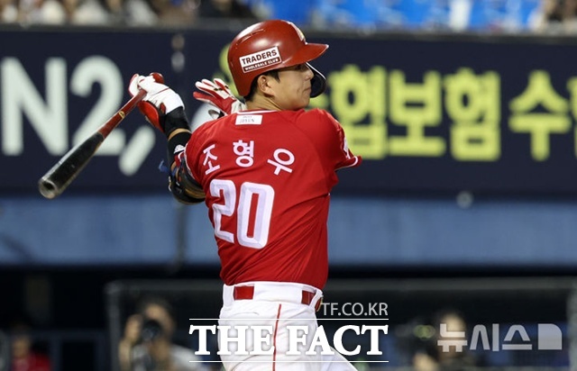 SSG 랜더스 포수 조형우가 29일 KIA 타이거즈전에서 고교동창 이의로로부터 선제 2타점 2루타를 날리며 승리를 이끌었다. /뉴시스