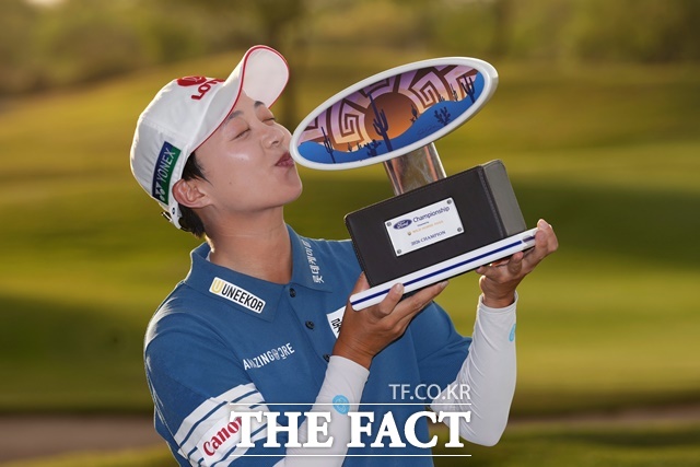 지난주 파운더스컵에 이어 2주 연속 우승 트로피에 입을 맞추고 있는 김효구./피닉스=AP.뉴시스