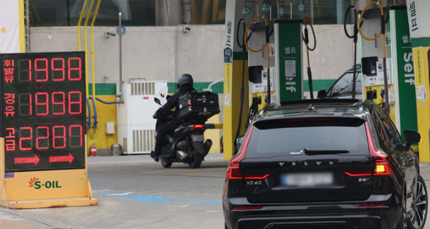 산업통상부는 지난 27일 2차 석유 최고가격제 시행 이후 단기간 내 가격을 급격히 인상한 주유소를 대상으로 범부처 합동점검을 30일 시행했다. 사진은 지난 29일 서울시내 한 주유소. / 뉴시스