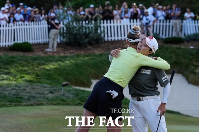김효주는 2주 연속 챔피언조에서 넬리 코다와 샷 대결을 펼쳐 완승을 거뒀다. 사진은 파운더스컵에서 김효주 우승을 축하하는 넬리 코다./AP.뉴시스