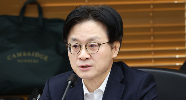 김정관 산업통상부 장관은 30일 한국노동조합총연맹 대회의실에서 김동명 한국노총 위원장과 면담을 갖고