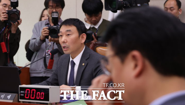 노동절을 법정 공휴일로 지정하는 법안이 30일 국회 법제사법위원회 문턱을 넘었다. 사진은 이날 국회에서 열린 법사위전체회의에서 발언하고 있는 김용민 국회 법사위원장 직무대행. /뉴시스