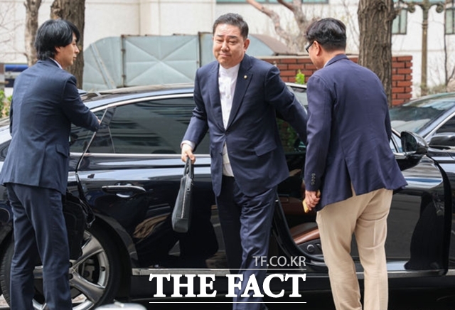 31일 오후 1시56분께 허리에 복대를 한 채 출석한 김 의원은 '몸은 괜찮아졌느냐'는 취재진 질문에 