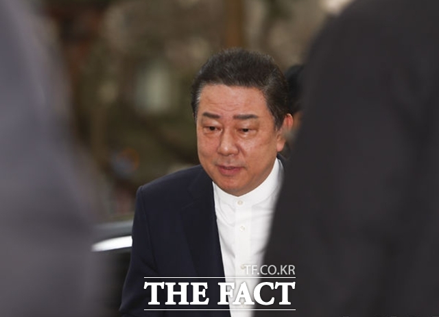 공천헌금과 차남 특혜 등 13개 의혹을 받는 김병기 무소속 의원이 31일 경찰에 네 번째로 출석해 약 5시간 조사를 받았다. /뉴시스