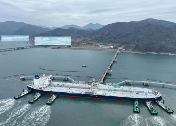 산업통상부는 31일 정부세종청사에서 중동상황 대응본부 백브리핑을 열고 정부 비축유 스왑 제도를 운용한다고 밝혔다. 사진은 지난 25일 한국국석유공사 여수비축기지. / 석유공사