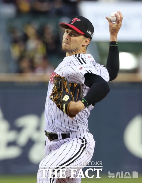 LG 트윈스 앤더스 톨허스트가 3월31일 잠실 KIA 타이거즈전서 역투하고 있다. 톨허스트는 3이닝 7실점으로 난타당했다. /잠실=뉴시스