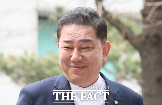 정치자금법 위반 등 '13개 의혹'을 받는 김병기 무소속 의원이 31일 서울 마포구 공공범죄수사대에서 열린 4차 피의자 조사에 출석하며 미소짓고 있다. /뉴시스