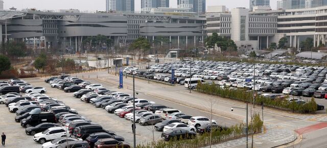 산업통상부는 1일 기후에너지환경부 등 15개 관계부처와 함께 제5차 자원안보협의회를 열고 원유 위기경보를 주의에서 ‘경계’로 상향했다. 지난달 25일 세종시 어진동 정부세종청사 앞 옥외·임시 주차장. / 뉴시스