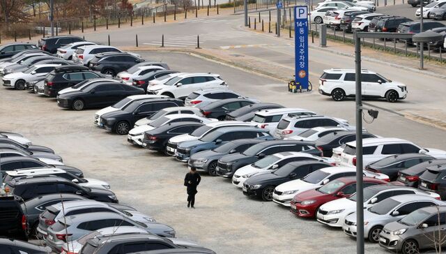 기후에너지환경부는 오는 8일부터 공공기관에 승용차 2부제(홀짝제)를, 공공기관이 운영하는 공영주차장에는 승용차 5부제(요일제)를 각각 시행한다. 사진은 지난달 25일 정부세종청사 앞 임시 주차장. / 뉴시스