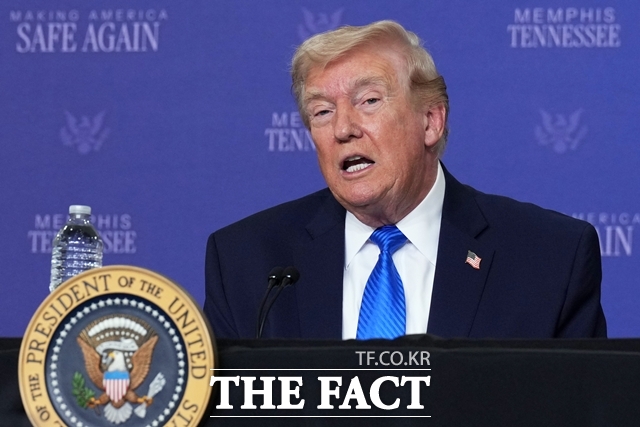 도널드 트럼프 미국 행정부가 미국 내 생산 시설을 갖추지 않거나 약값 인하에 협조하지 않는 글로벌 제약사를 대상으로 최대 100%의 관세를 예고했다. 사진은 트럼프 대통령. /AP·뉴시스