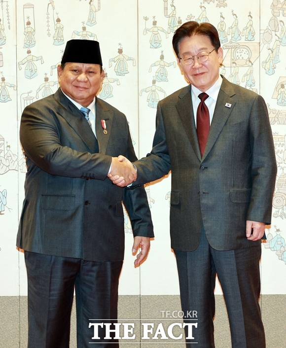이재명 대통령이 1일 청와대에서 프라보워 수비안토 인도네시아 대통령과 정상회담에 앞서 기념촬영을 하고 있다. /뉴시스