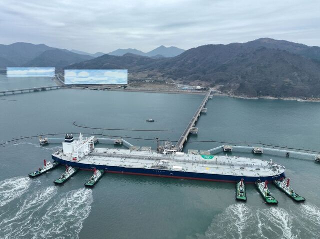 산업통상부는 UAE와 합의한 원유 도입 물량의 국내 반입이 진행되고 있으며 일부 물량은 이미 하역을 시작했다고 1일 밝혔다. 사진은 지난달 25일 여수비축기지에 UAE 아부다비 국영석유사(ADNOC)의 원유 200만 배럴리 입고되는 모습. / 한국석유공사