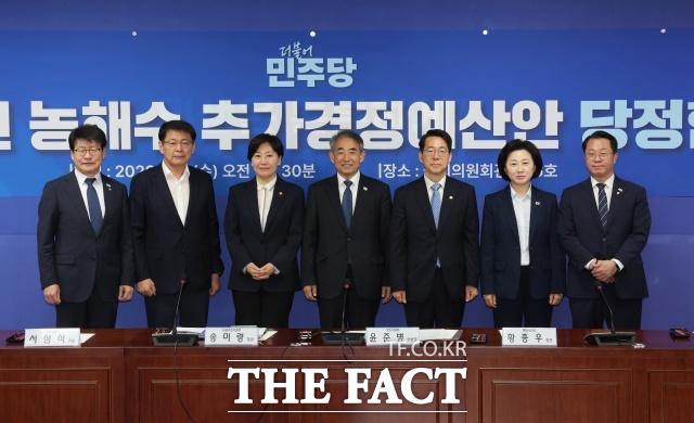 1일 국회에서 열린 농림축산식품해양수산위원회 추가경정예산안 당정협의회에서 참석자들이 기념촬영을 하고 있다. 임호선 의원(왼쪽부터), 서삼석 의원, 송미령 농림식품부 장관, 윤준병 더불어민주당 농해수정책조정위원장, 황종우 해양수산부 장관, 송옥주 의원, 문금주 의원. /뉴시스