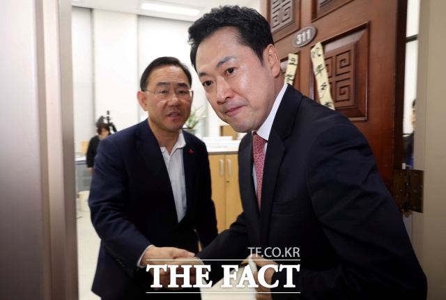 내부 갈등을 자정하지 못한 채 사법부에 의존하는 사례가 반복되고 있다. 사진은 장동혁 국민의힘 대표가 31일 오후 서울 여의도 국회부의장실에서 주호영 의원과 대구시장 공천 관련 비공개 면담을 마치고 나오며 악수를 하고 있는 모습. /뉴시스