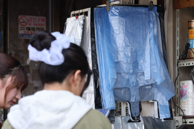 식품업계가 중동 전쟁으로 원부자재와 포장재 수급 등에 어려움을 겪고 있다면서 정부의 대응 마련을 촉구했다. 사진은 지난달 26일 서울 중구 방산시장 내 비닐 가게. / 뉴시스