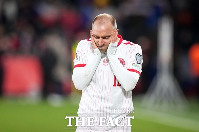 3회연속 월드컵 본선 진출이 좌절되자 얼굴을 감싸고 괴로워하는 덴마크의 크리스티안 에릭센./프라하=AP.뉴시스