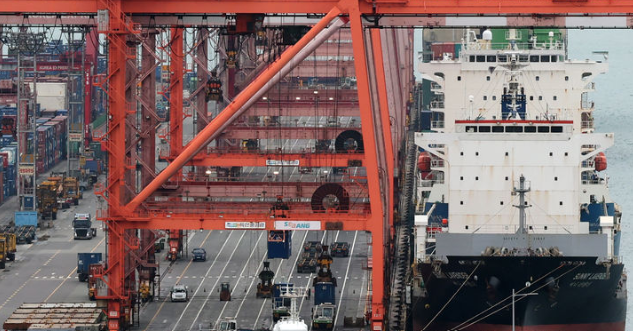 1일 산업통상부에 따르면 지난달 수출은 전년 동월 대비 48.3% 증가한 861억3000만달러로 집계됐다. 사진은 지난달 6일 부산 남구 신선대부두. / 뉴시스